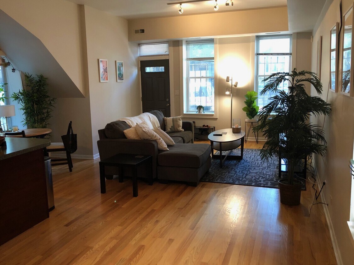 Primary Photo - 1735 W Crystal St
