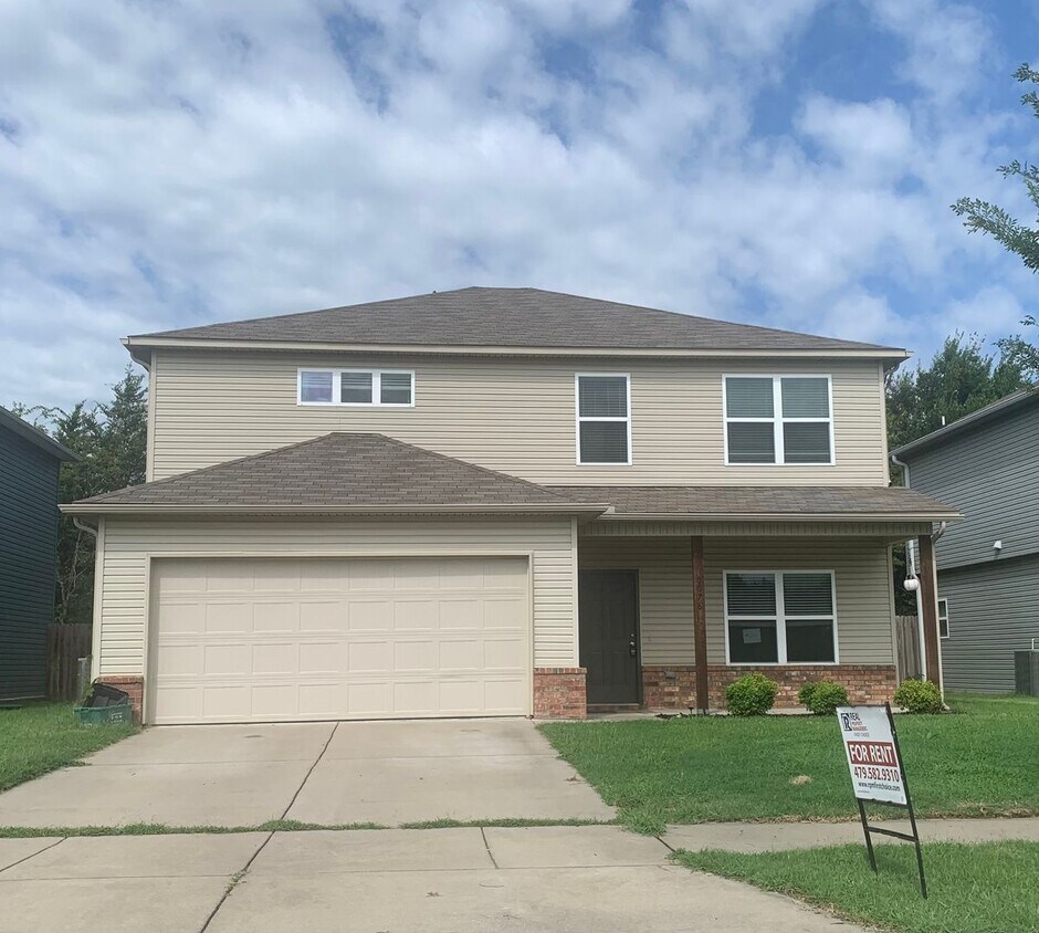 Foto principal - 4 Bedroom Home for Rent in Fayetteville!