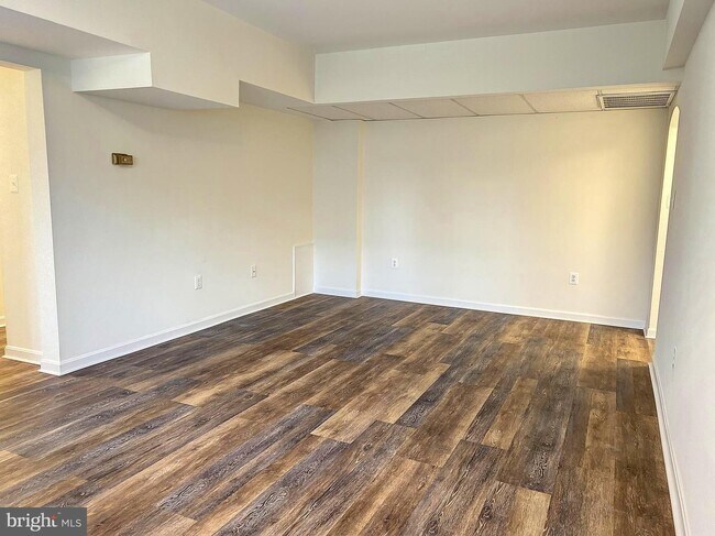 Building Photo - 1817 QUEENS Ln