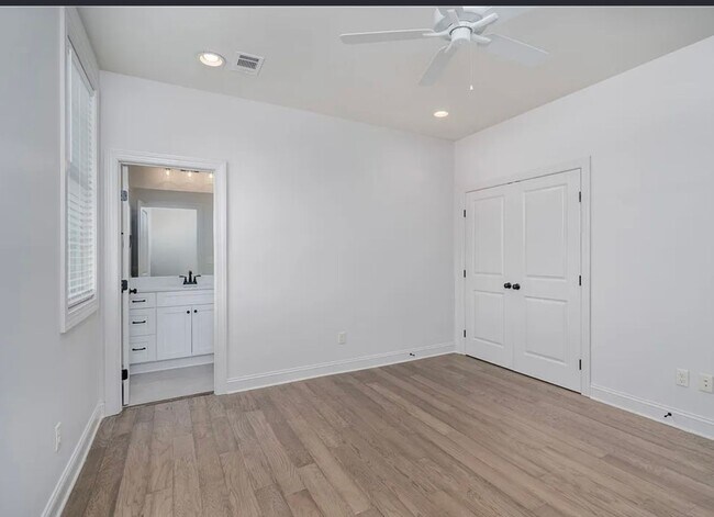 Building Photo - 3 bedroom, 3 bath townhome conveniently lo...