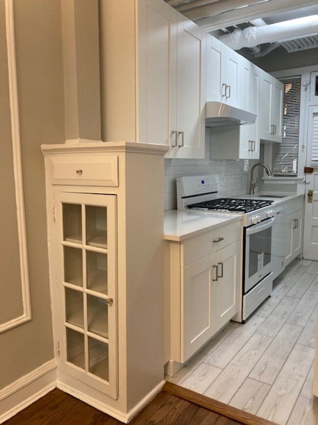 Building Photo - East Rogers Park One Bedroom