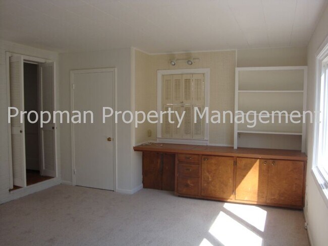 Building Photo - Colonial located in Falls Church