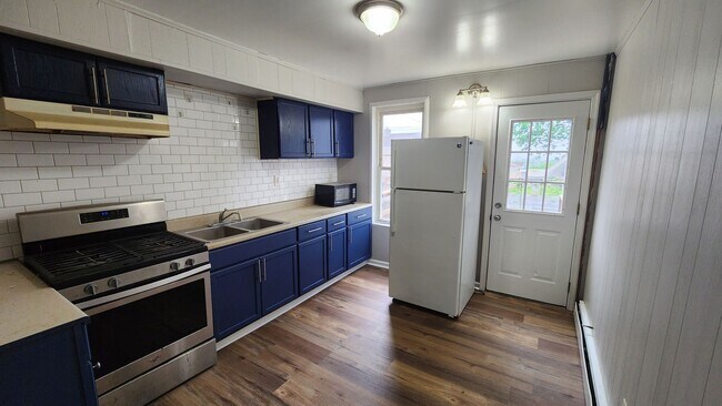 Foto del edificio - Renovated row home with back yard!