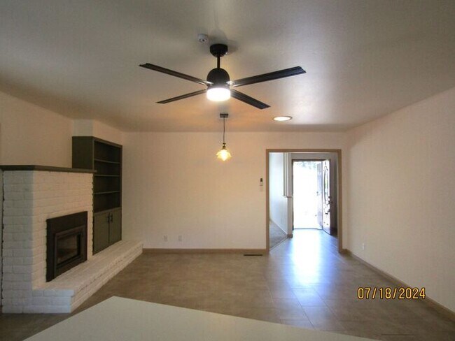 Building Photo - Beautiful 4 Bedroom 2 Bath Home in Santa R...