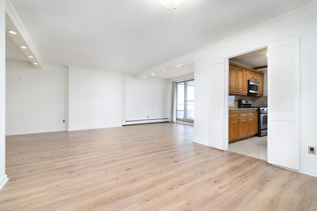 Building Photo - 65 Glenbrook Rd