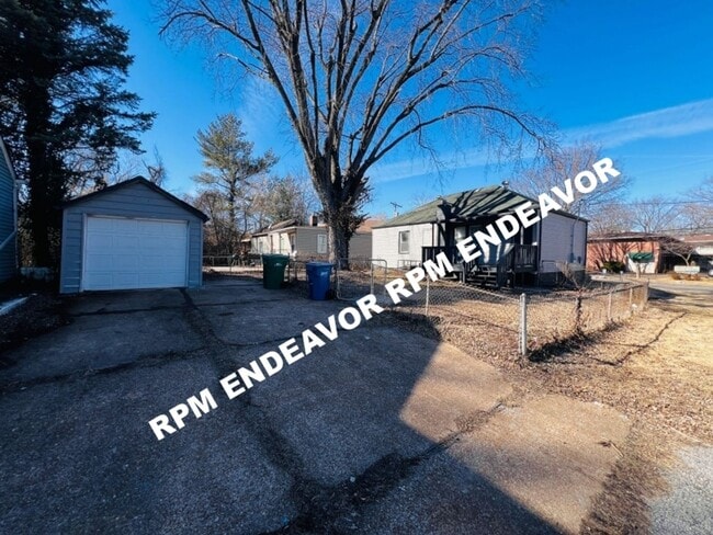 Building Photo - 1/2 off one month rent ! 3 Bed w Basement,...