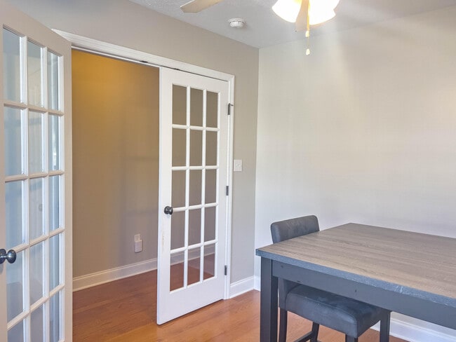 Building Photo - 843 Landing Dr