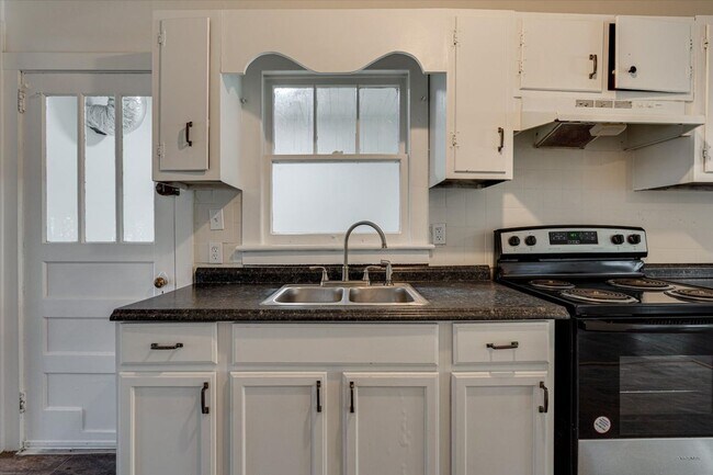 Foto del edificio - 3 bedroom 1 bathroom for rent!