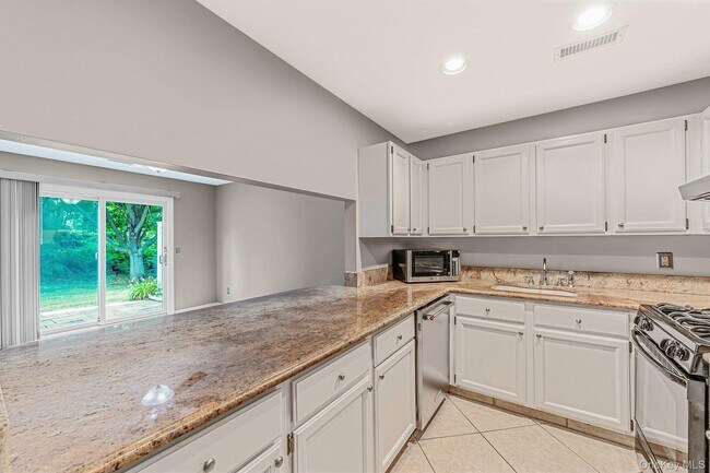Building Photo - 908 Sara Cir