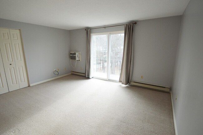 Building Photo - 2BR 3rd FL Holden: No Pets - No Smokers