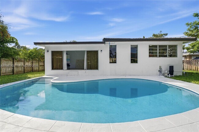 Building Photo - 10845 Peachtree Dr