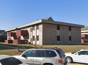 Building Photo - 305 Greenbriar St