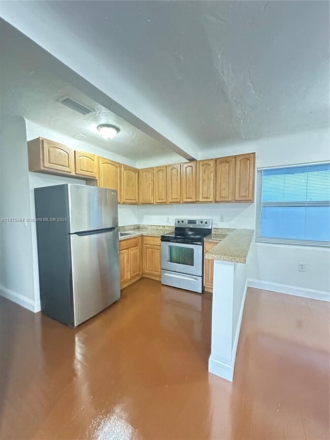 Building Photo - 2021 Bay Dr