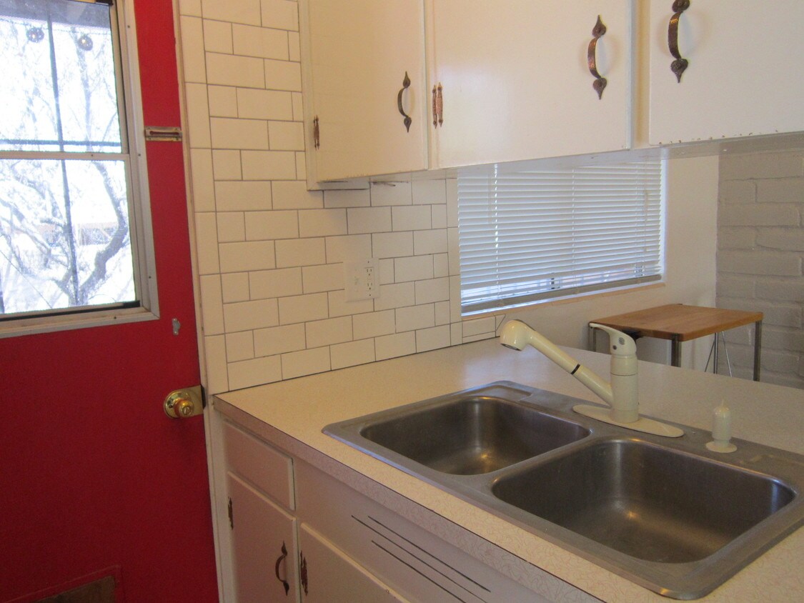 Subway tile/stainless sink - 5505 E Bellevue St