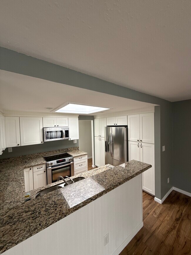 Building Photo - 1886 Fairway Park