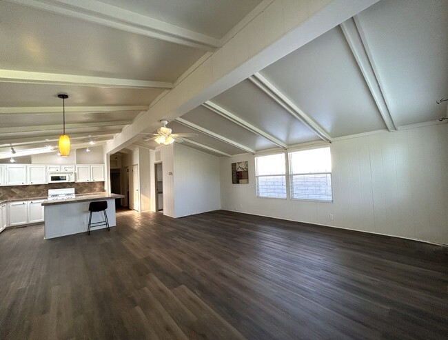 Building Photo - AVAILABLE NOW!! 2 Bed 2 Bath Home in Thous...