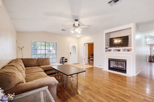 Foto del edificio - 4 Bedroom, 2 Bath, Single Story Home in Ro...