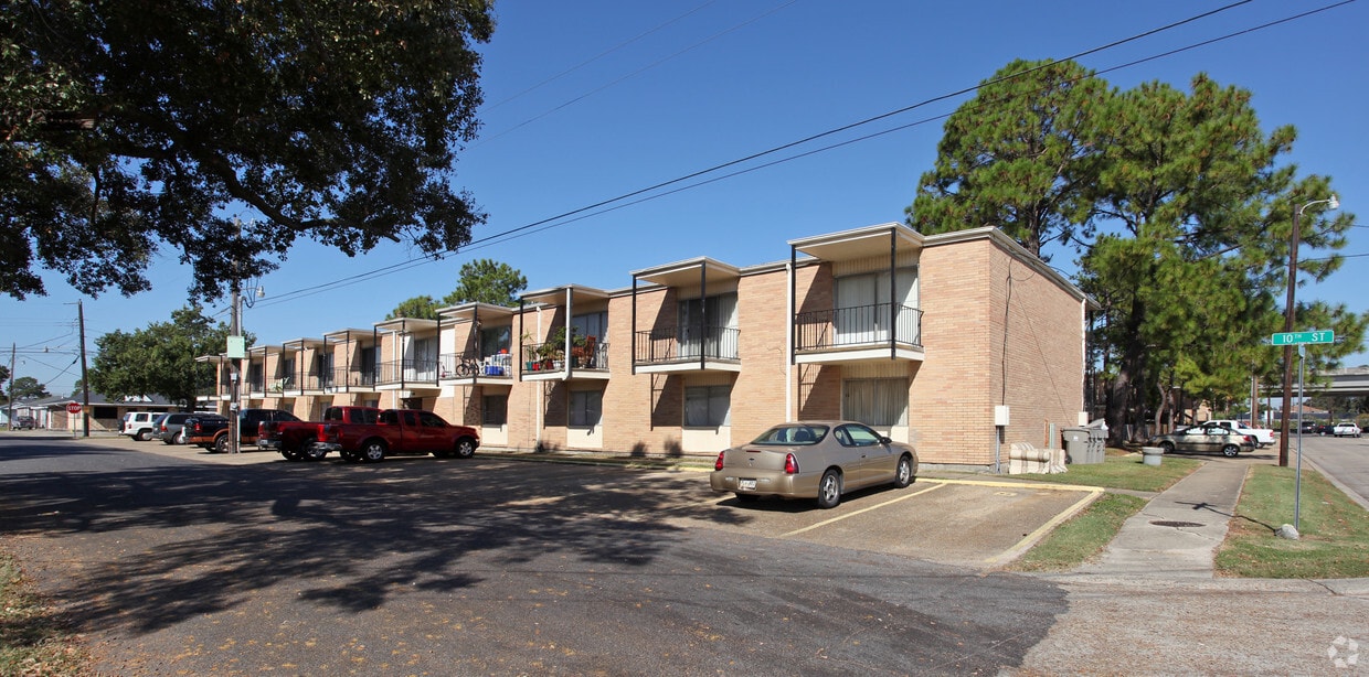 Building Photo - Hollywood Park Apartments