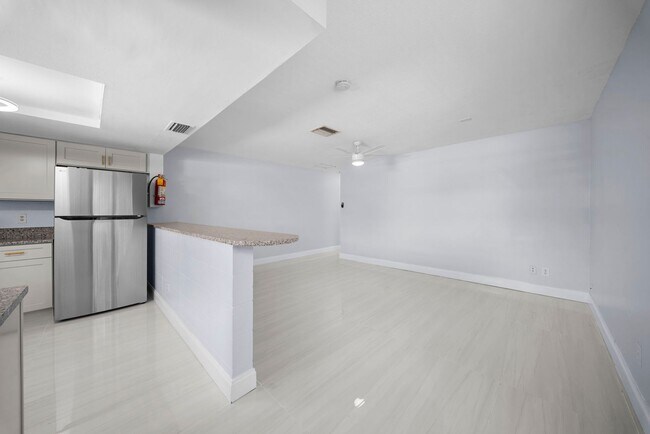 Building Photo - 5454-5456 8th Ave Fort Myers
