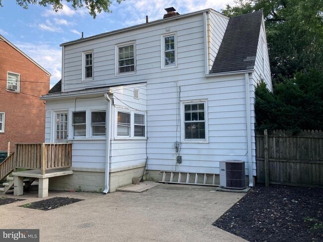 Building Photo - 306 E Oak St