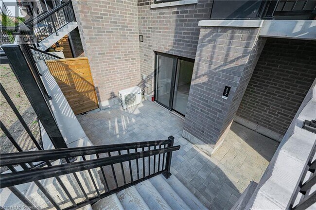 Building Photo - 40 Palace St