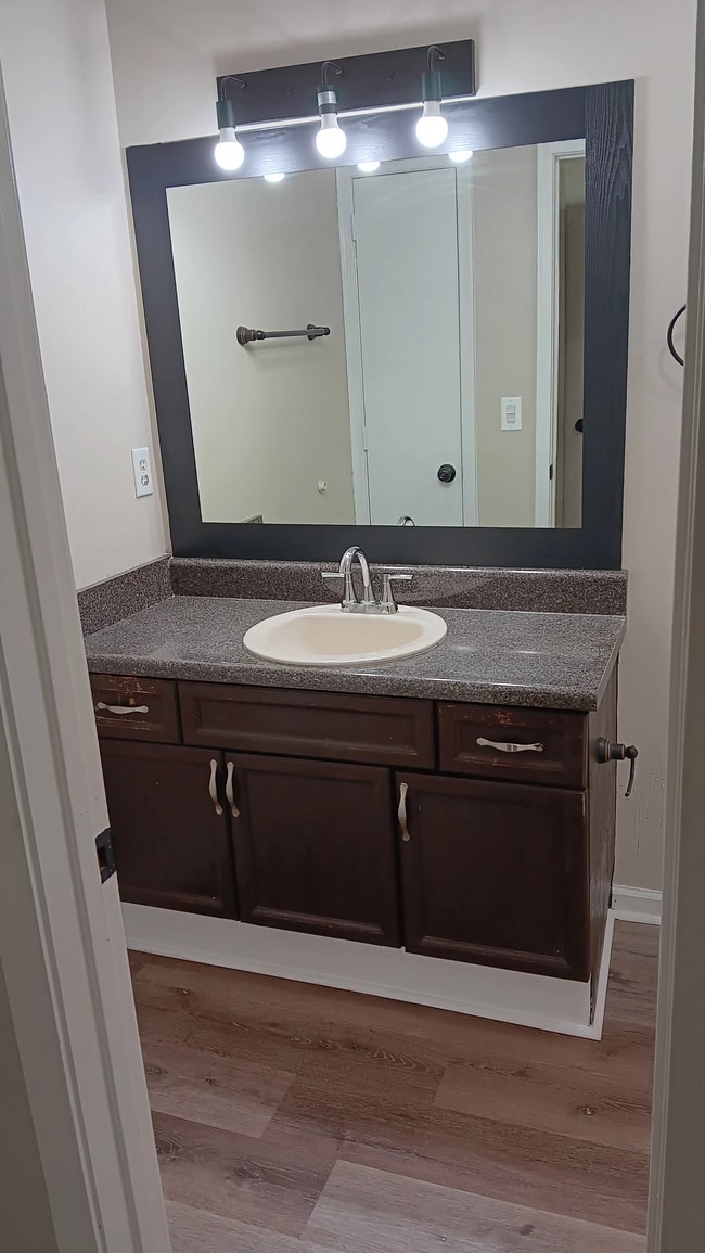 Master Bath - 2906 Robert St