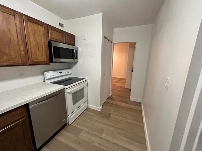 Building Photo - 3115 Oakland Shores Dr