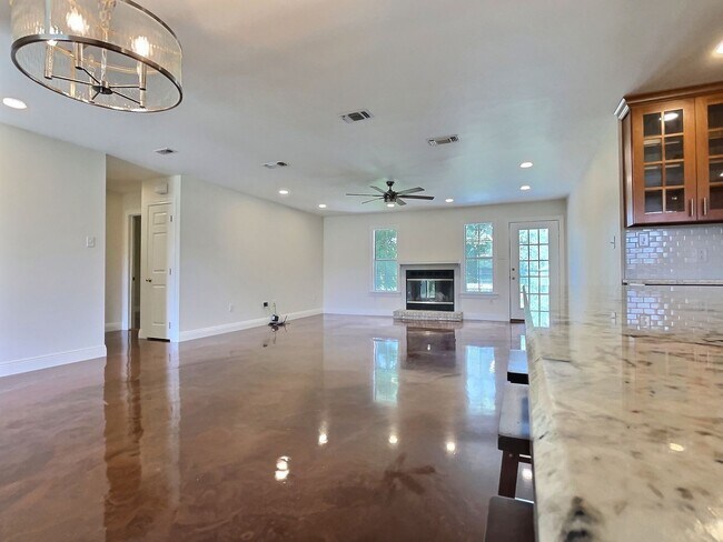 Foto del edificio - 3 BD Home with 30 x 40 Shop with Four 10 x 12 Attached Stalls