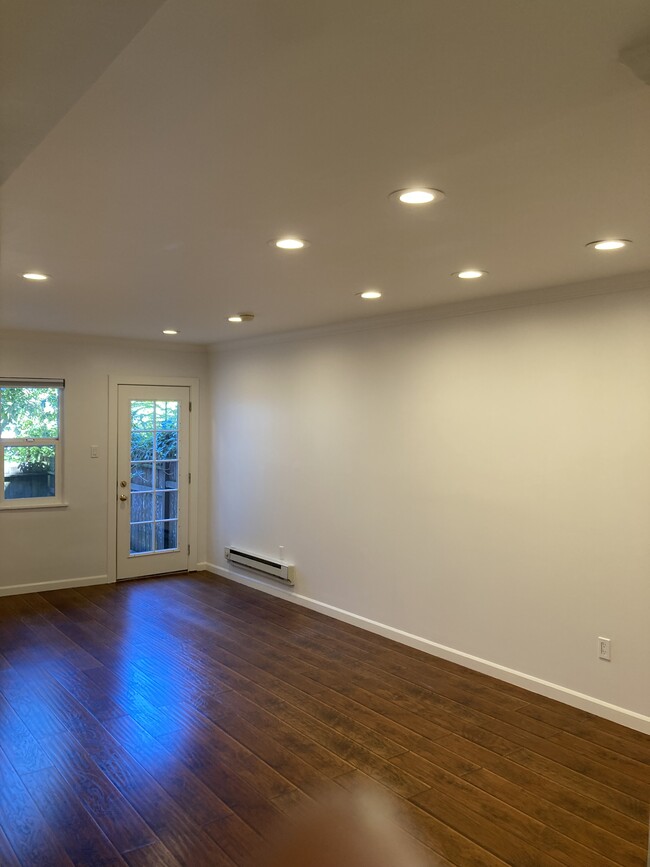 Spacious Studio Suite and separate exit to Private Patio - 1132 Page St