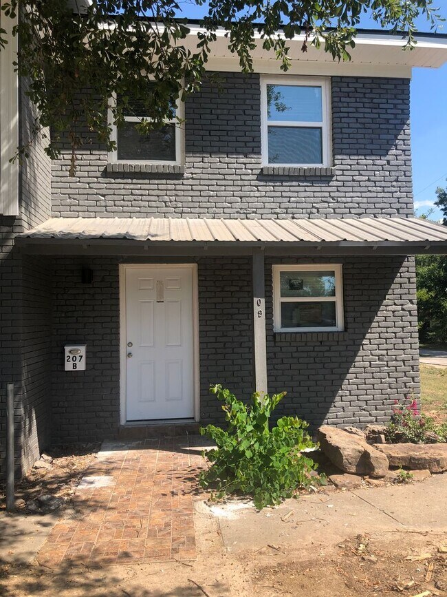 Building Photo - SOUTH 13TH ST. DUPLEX