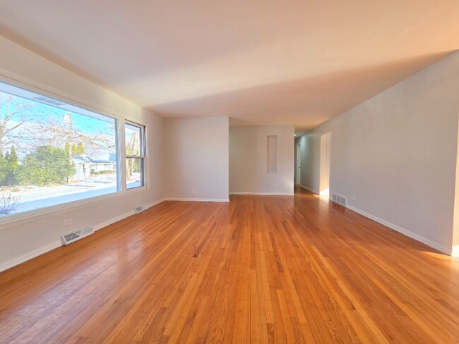 Building Photo - 29 E Lake Shore Dr