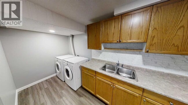 Building Photo - 9831-100A 100a Ave