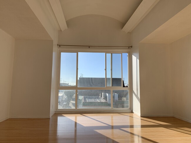 Living Room - 950 Quintara St
