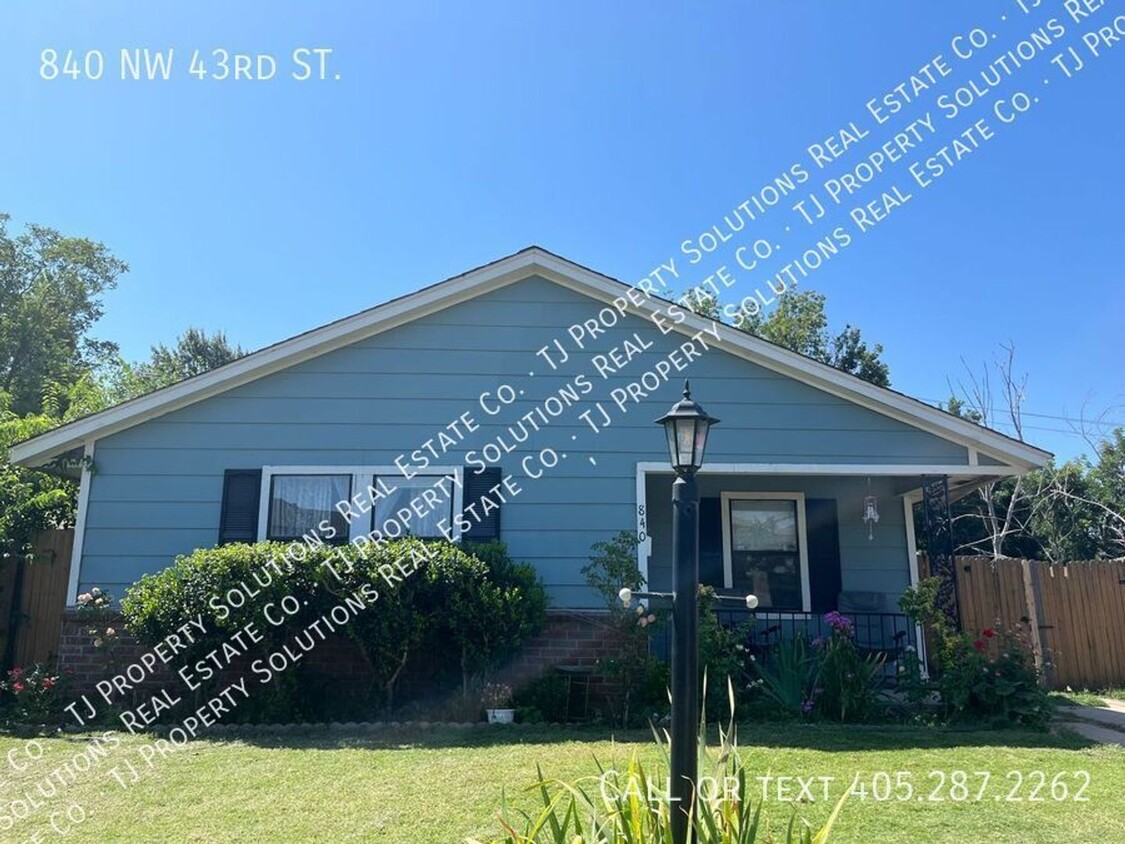 Foto principal - Three bedroom home near Uptown!