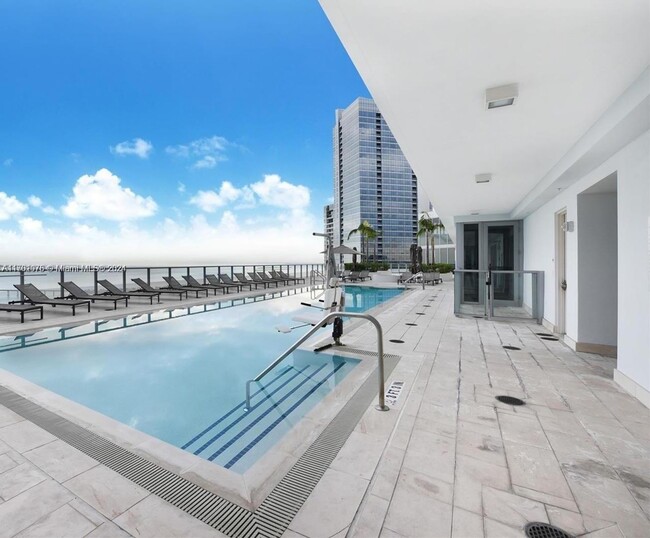 Building Photo - 1300 Brickell Bay Dr