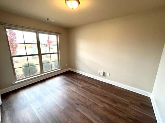 Foto del edificio - BEAUTIFUL FOUR BEDROOM TWO BATH HOME IN MADISON WITH MOVE IN SPECIAL!