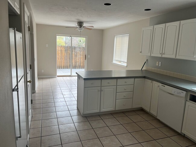 Building Photo - 3 BR/2.5 BA Townhouse