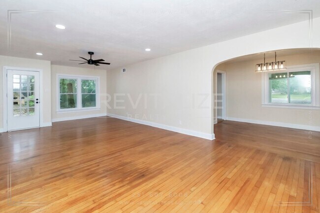Foto del edificio - **Half-off Deposit!** Beautiful Renovated ...