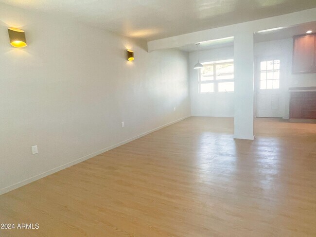 Foto del edificio - 2340 E Turney Ave