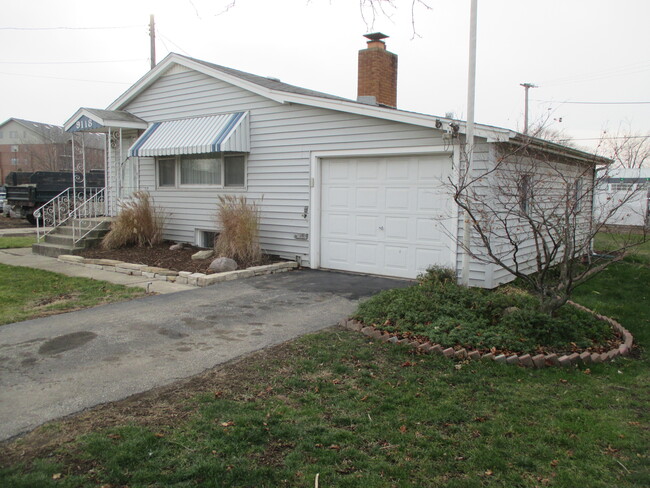 Building Photo - 9118 S Kolmar Ave