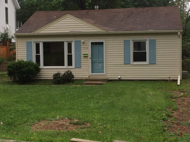 Building Photo - 1028 E Maxwell Ln