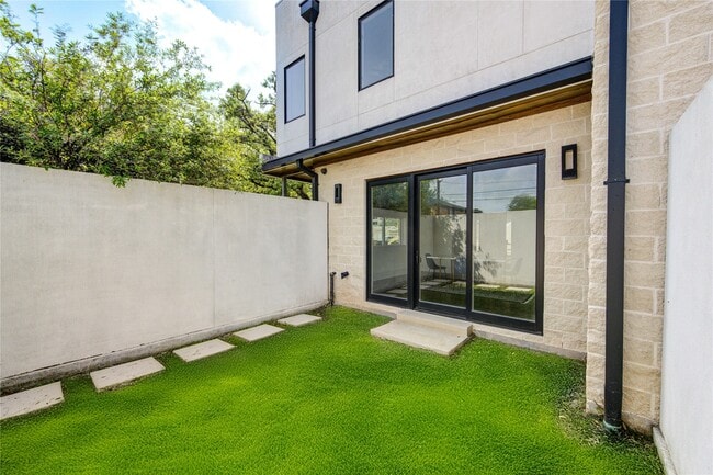 Building Photo - 5202 Chesapeake Way