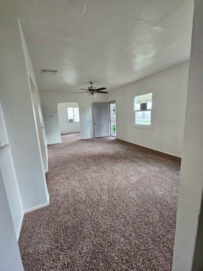 Building Photo - 3 Bedroom, 1 1/2 Bath Remodeled House for ...