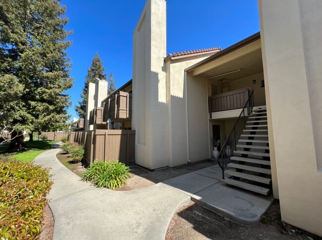 Building Photo - Updated condo located in Timberlake gated ...