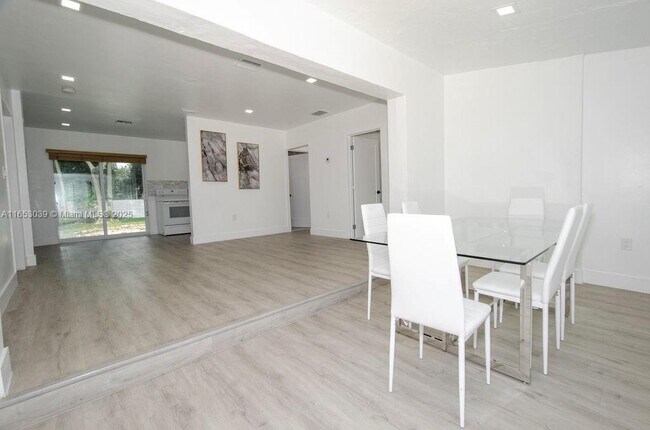 Foto del edificio - 935 NE 129th St