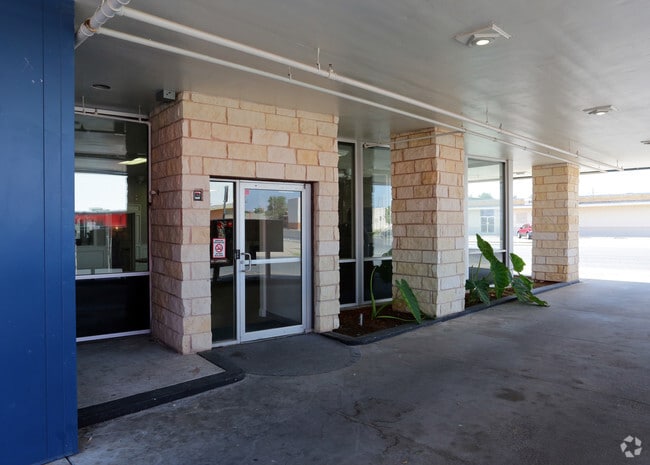 Building Photo - The Que