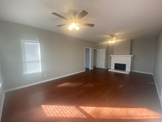 Foto del edificio - Cozy & Economical Unit in The Cove w/Waterfront Views of Massalina Bayou & Marina!