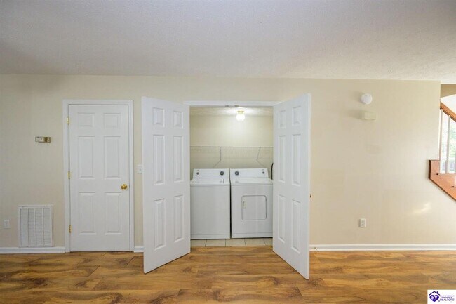 Foto del edificio - 123 Poplar Cir