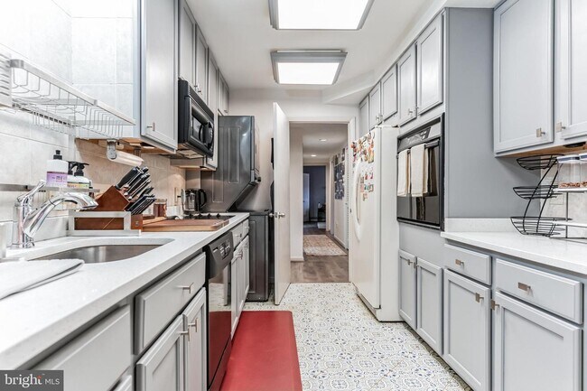 Foto del edificio - 6301 Stevenson Ave