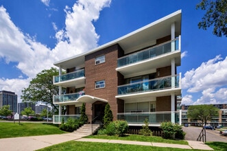 Building Photo - 6 The Donway East